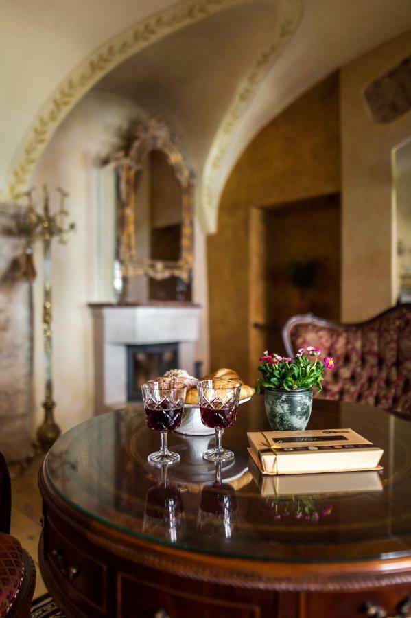 Appartamento Antique Old Town Studio By Urban Rent Vilnius Esterno foto